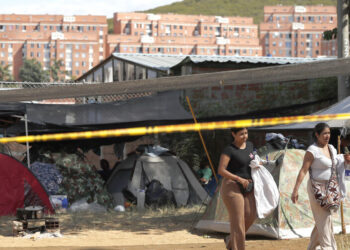 Unas 200 familias duermen en carpas en Cali temerosas de volver a sus casas tras terremoto