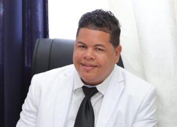 Diorvin Peña denuncia deficiencias en agua potable y servicios de salud durante participación en Atención pueblo que se difunde por la emisora escala 106.3 FM de 5 s 6 pm lunes a viernes bajo la conducción del experimentado periodista Luis medrano volquez..