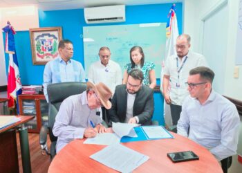 infraestructura Escolar y empresa contratista firman contrato para iniciar construcción de nuevo Liceo en Artes Villa Jaragua, provincia Bahoruco