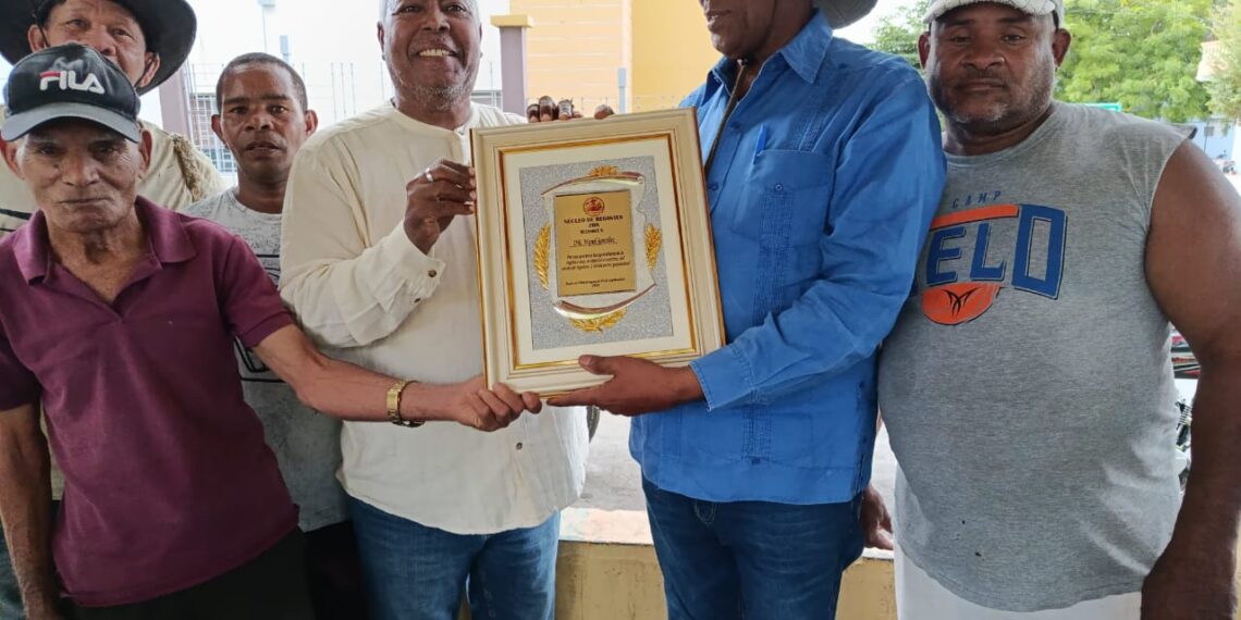 Villa Jaragua reconoce gestión de Miguel González en el Distrito de Riego de lago Enriquillo