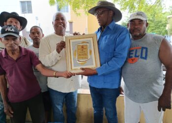 Villa Jaragua reconoce gestión de Miguel González en el Distrito de Riego de lago Enriquillo